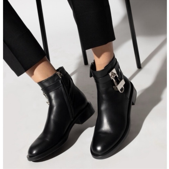 GIVENCHY LEATHER METAL LOGO LOCK
ANKLE BOOTS BOOTIES STACKED HEEL NEW
SIZE 6 - Picture 2 of 16